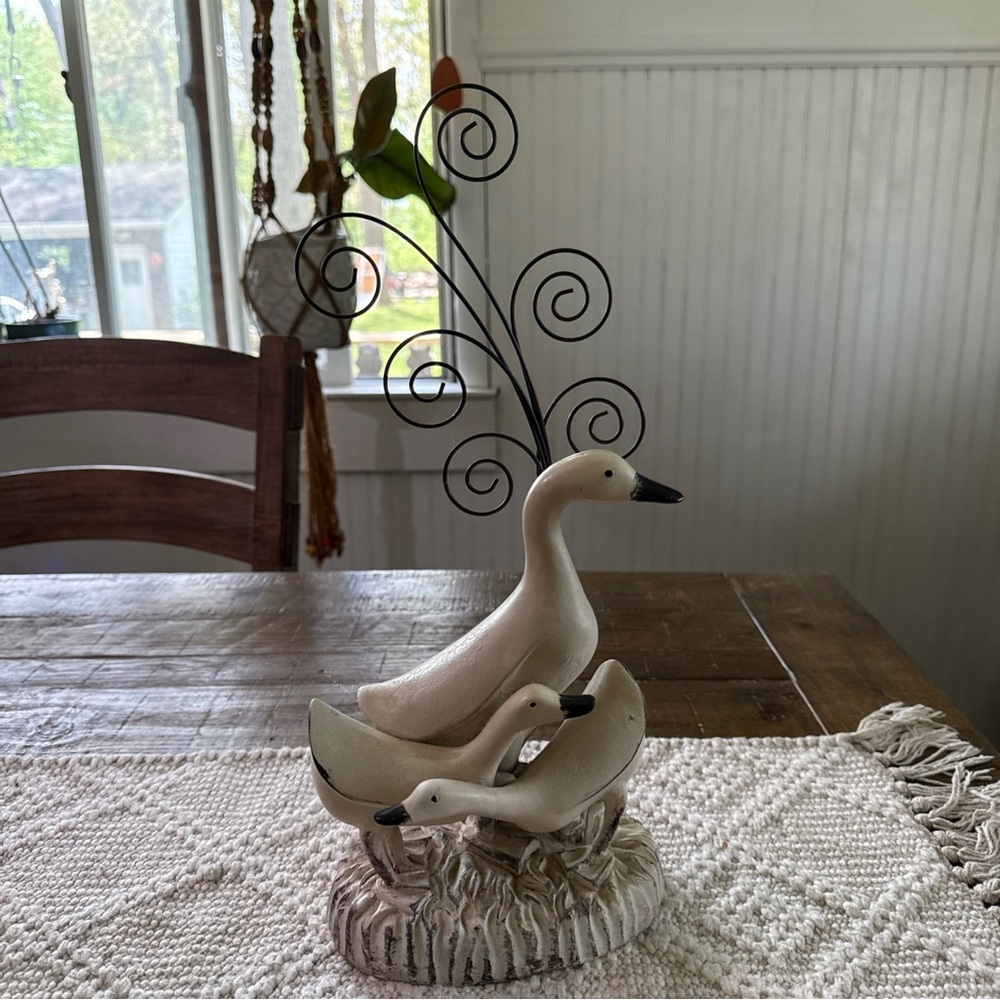 Decorative Duck/Goose Family Photo Clip Figurine with Black Accents